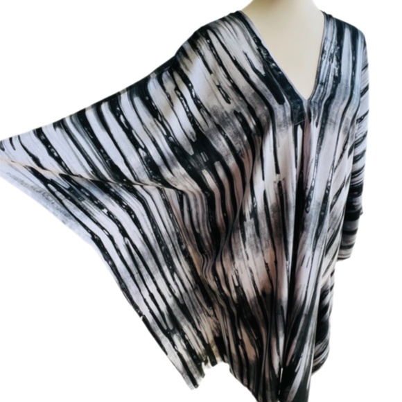 0124/ Black and White Medium Length Kaftan - Picture 5 of 11
